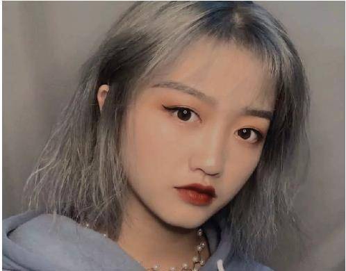 变形计"神仙妹妹":高中辍学为父治病,今成网红浓妆艳抹认不出