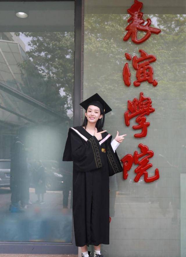 关晓彤返校拍毕业照,站c位比剪刀手,生图却暴露真实颜值!