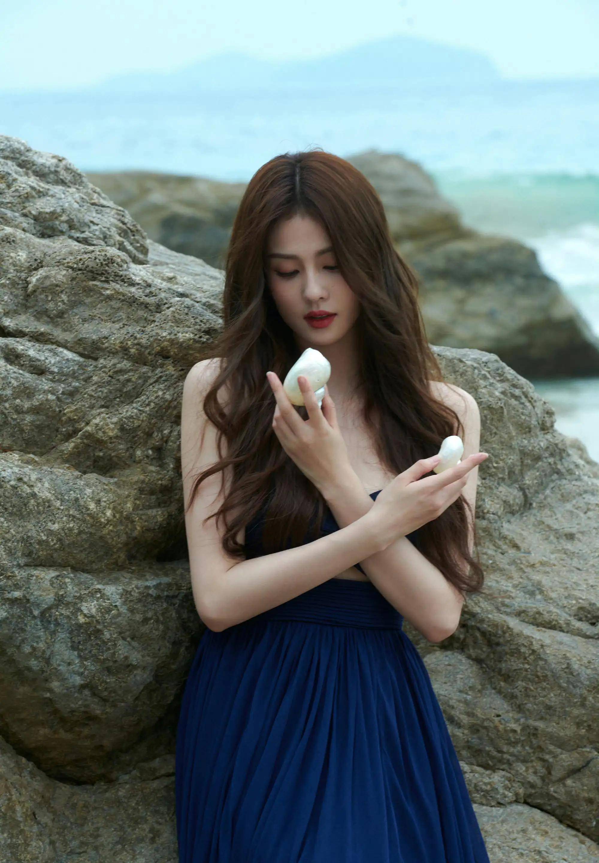 白鹿海滩氛围大片,一身深v型时装搭在时尚美背的肩上很诱人_沙滩_电影