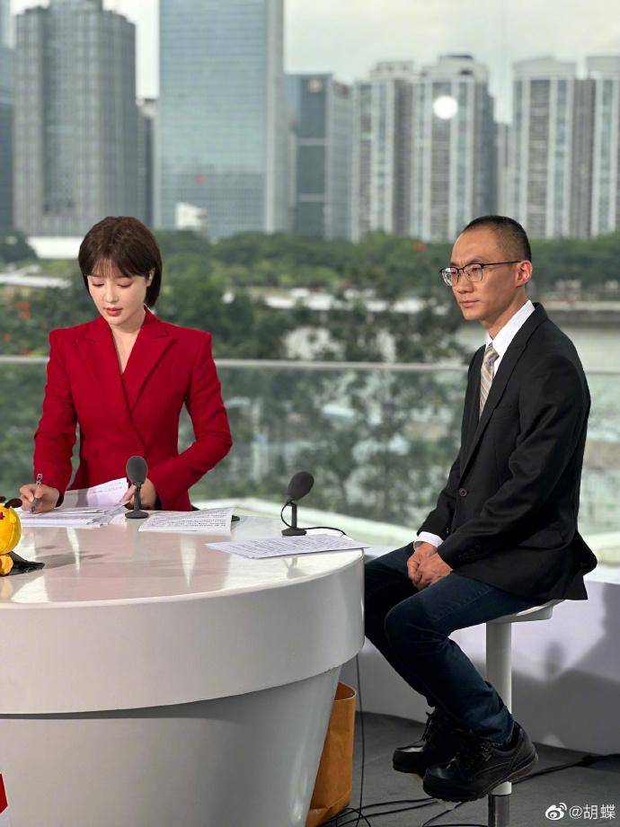 陆川一家四口儿童节逛乐园,胡蝶素颜判若两人,7岁葫芦虎头虎脑_带着