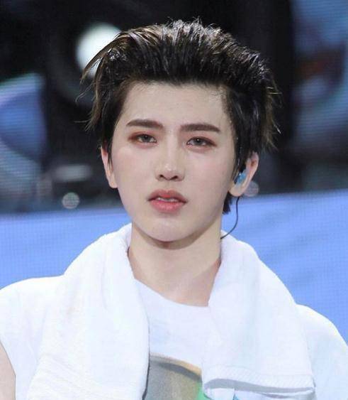 官媒狠批娘炮形象,拿蔡徐坤照片做配图,惹粉丝不满晒肌肉自拍照_明星