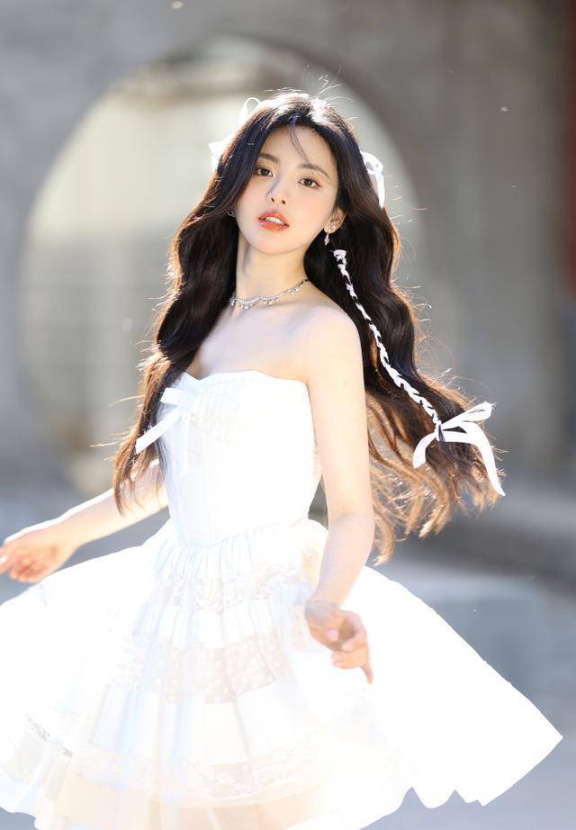 春日清新穿搭:杨超越白色抹身材连衣裙一秒变仙女!