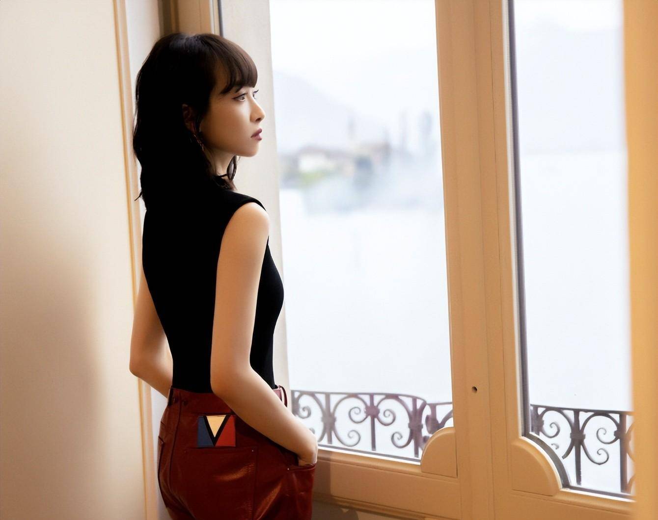 宋茜腰部深v字现身米兰时装周,网友:性格大方_时尚_眼睛_黑色