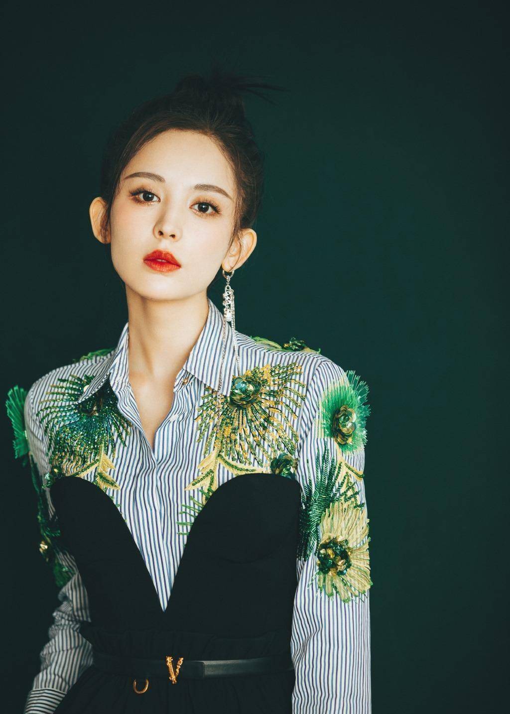 古力娜扎这是什么神仙身材,穿刺绣衬衫抹身材裙,37分比例好惊艳_黑色