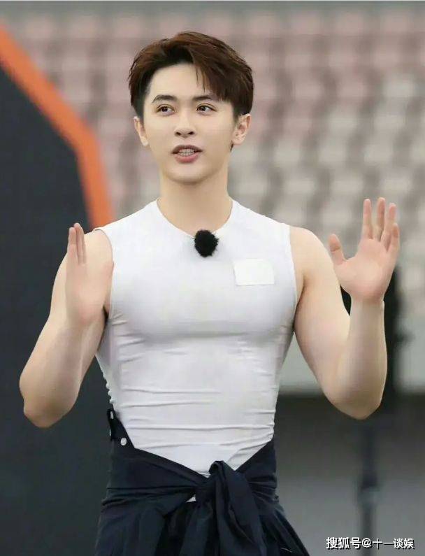 张逸杰高度举铁惹争议,被指缺少了少年感,本人火速发文回应_身材_健身