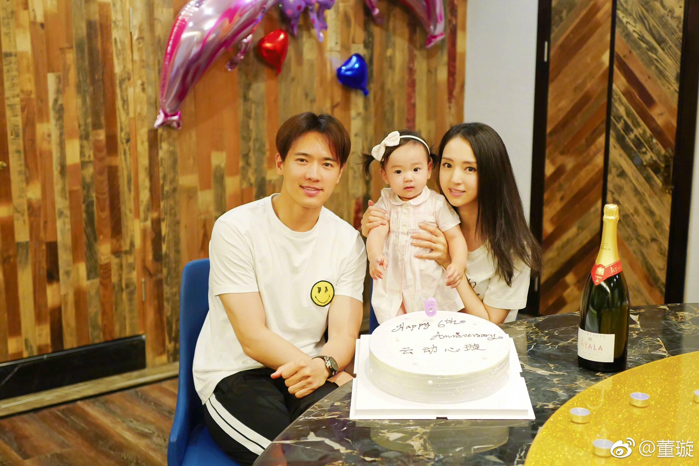 董璇与前夫高云翔为女儿庆生,一家三口罕见同框,前岳父岳母也在