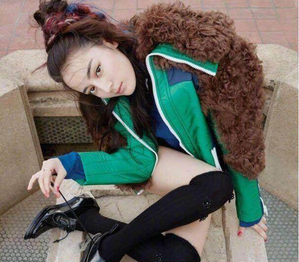 高难度时尚大片只服迪丽热巴,一字马反手摸嘴,狂扒米饭还照样美_动作