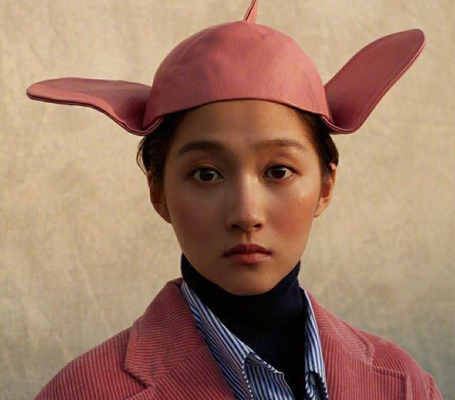 关晓彤大胆复古男装,造型另类,玩出时装新高度!_鞋子_时尚_工装裤