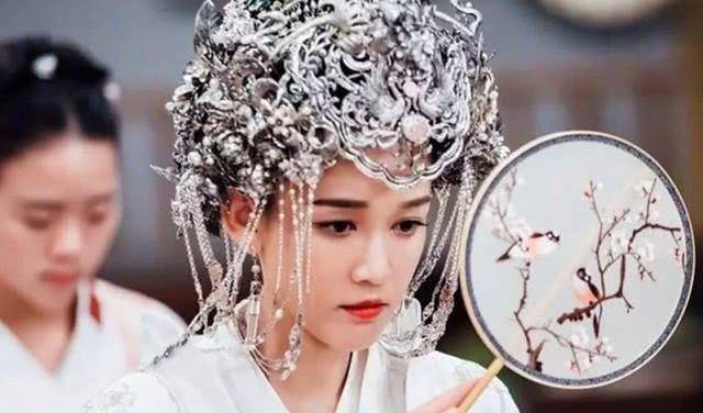 古装剧中女星的"白色"嫁衣,原以为杨紫够美了,看到杨幂我爱了_美得