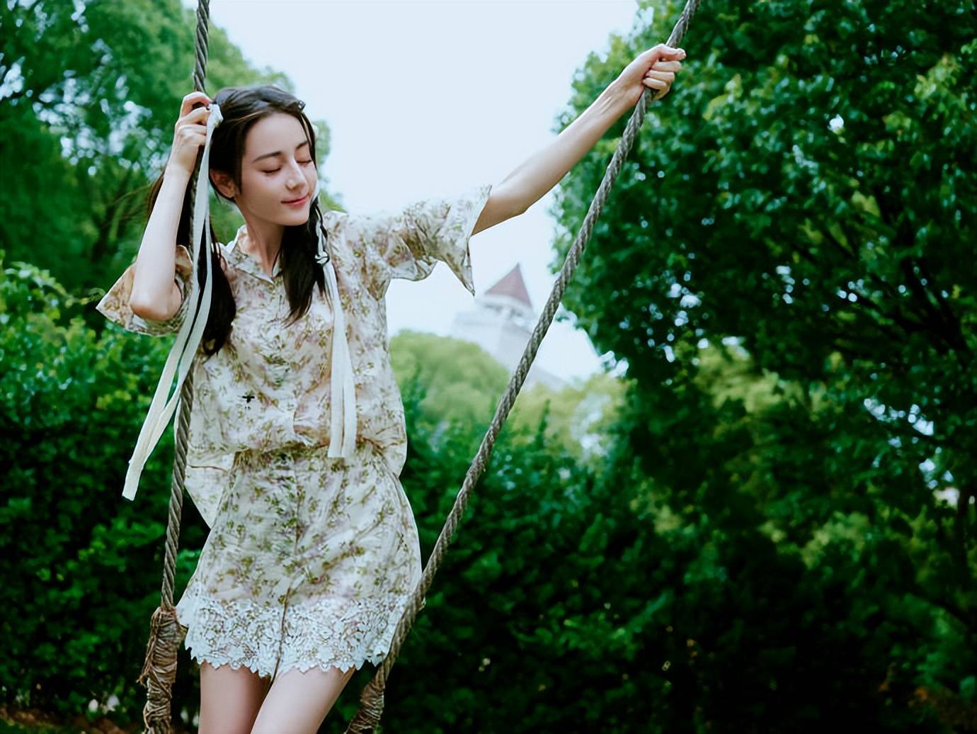 迪丽热巴穿碎花套装清丽脱俗!雪肤玉貌大长腿美若天仙_一身_双手_短裙