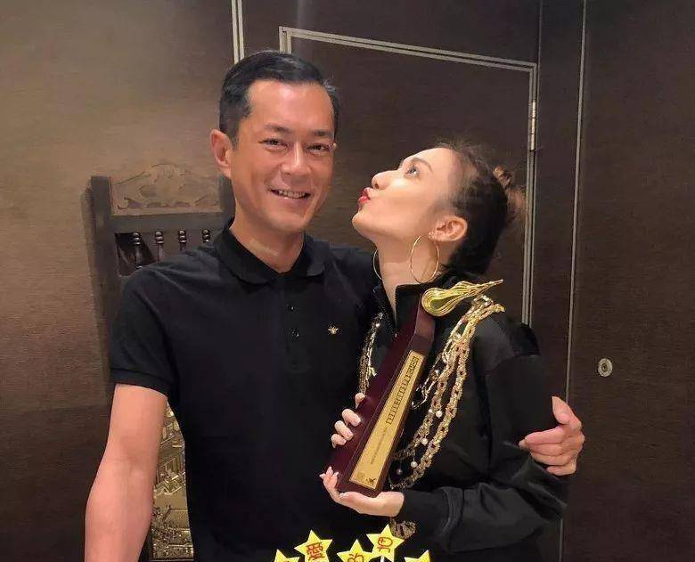 古天乐获奖众好友送祝福,大家争着与他同框合影,古仔笑得很开心_工作