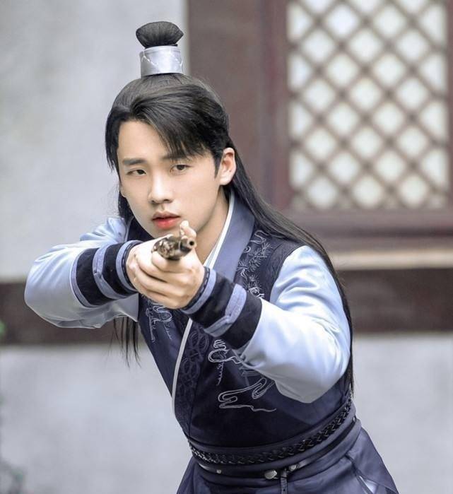 郭麒麟街头与女子亲吻被拍,女方身份被扒,两人还曾一起合作过!