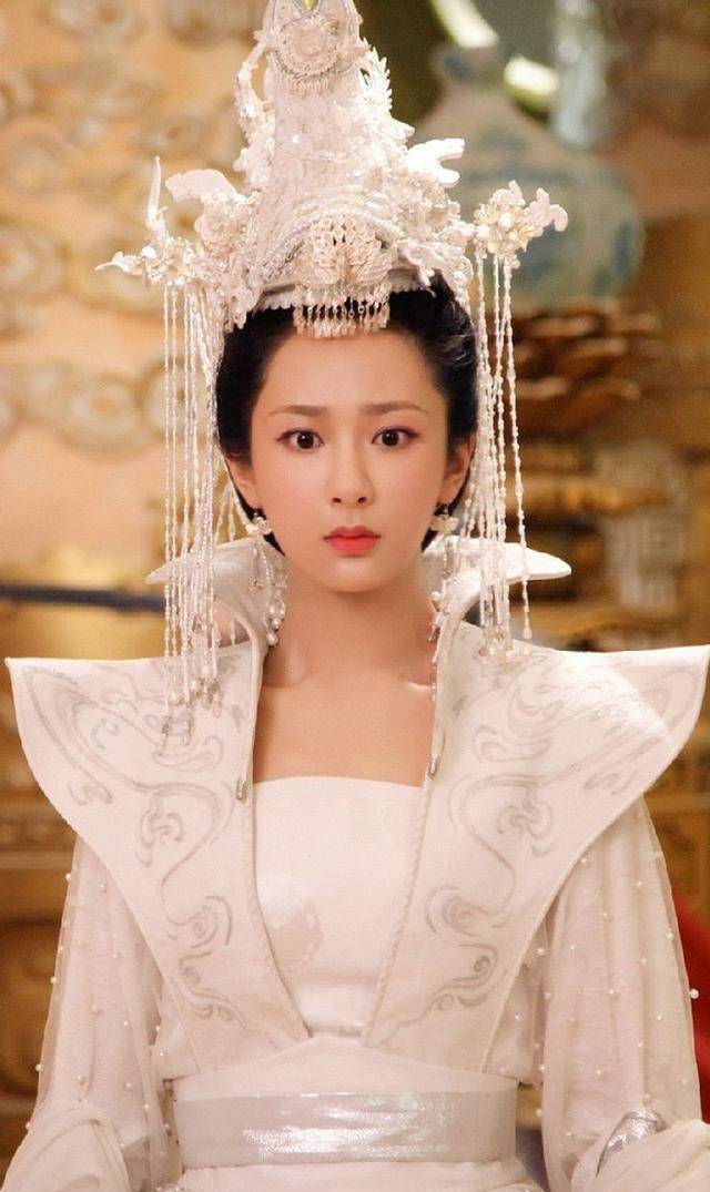 中,杨紫饰演的锦觅与罗云熙饰演的润玉有一场天界的婚礼,纯白色嫁衣