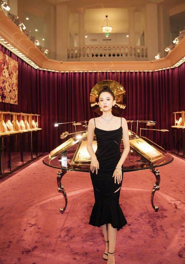 古力娜扎跨年真会玩,用头发摆出2021,粉色针织衫柔美妩媚_凹凸_身材