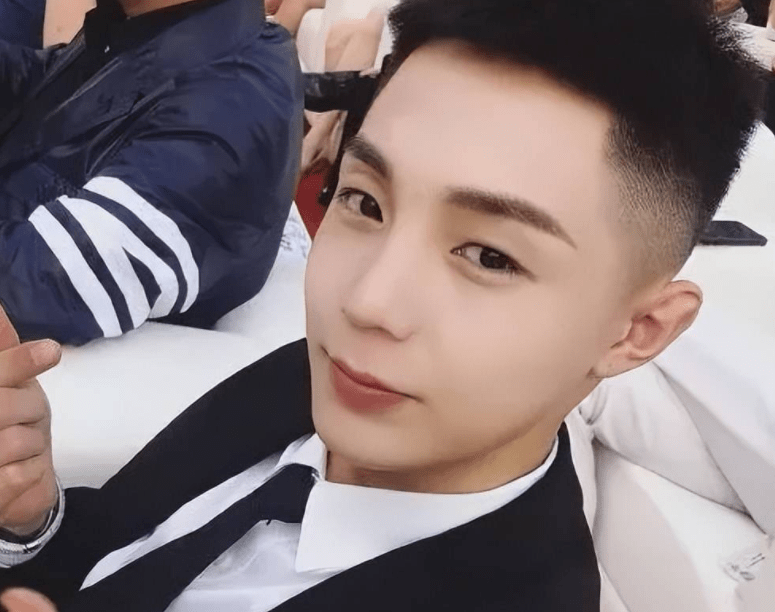 网红高迪重金寻爱犬,感谢费10000元,全城站台,出租车顶投广告_网友