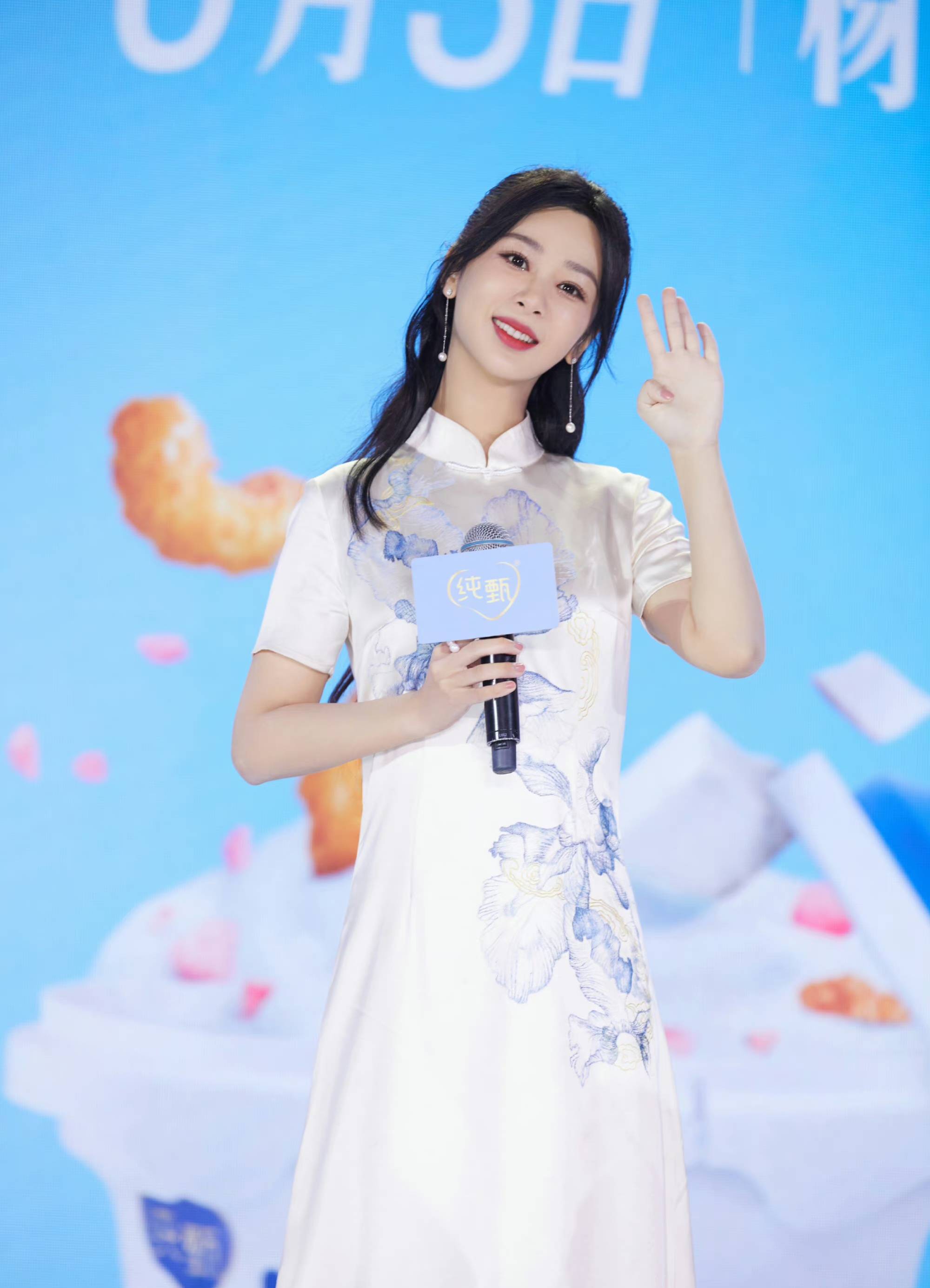 杨紫长发及腰旗袍造型好温柔,表示要拍出好作品让粉丝更有底气_活动