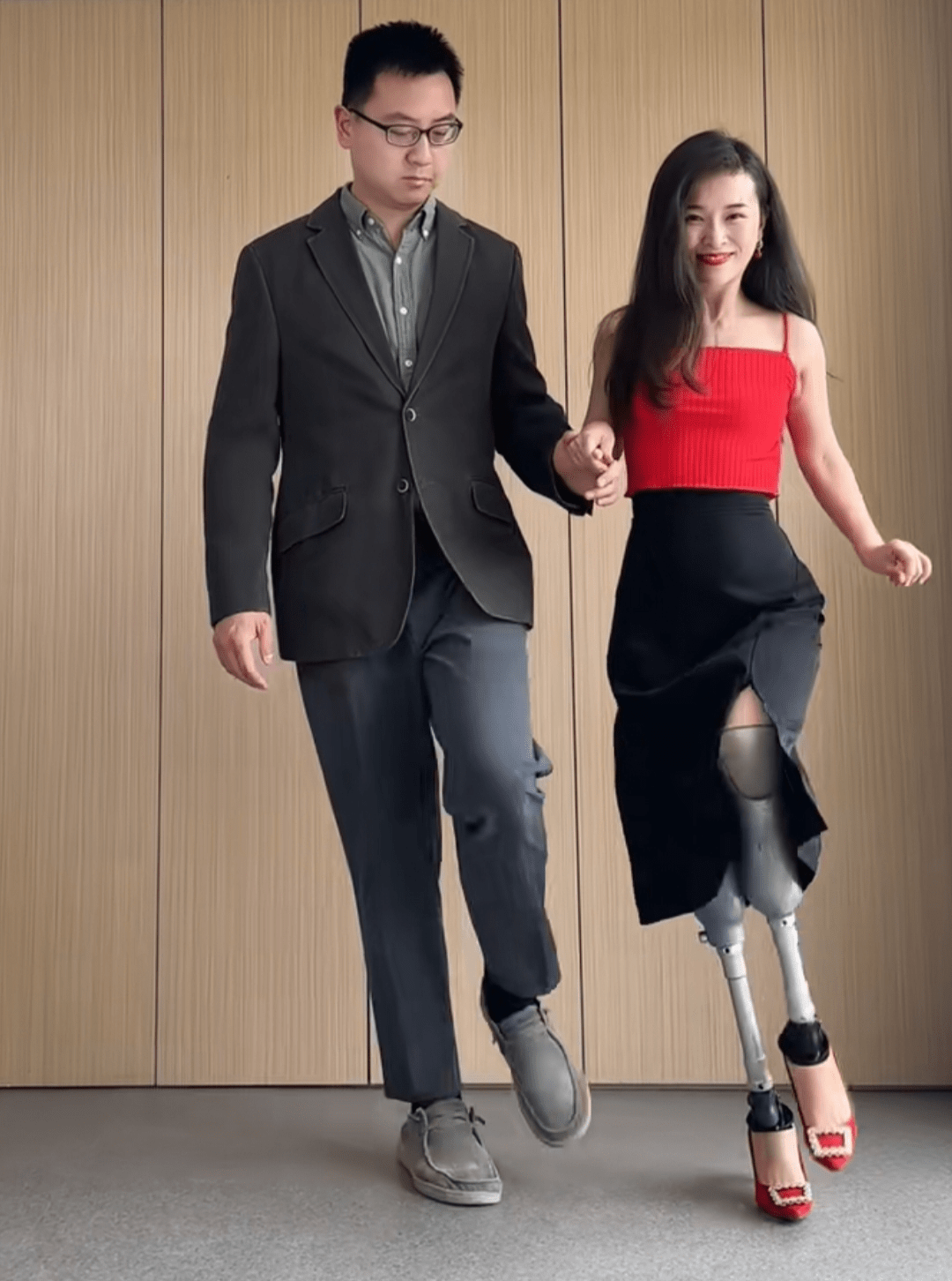 汶川地震截肢者廖智与帅气老公跳舞,因穿裙子高跟鞋露假肢引争议_丈夫