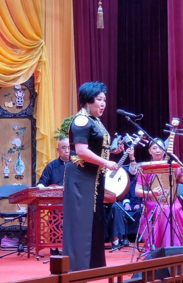 郭德纲妻子王惠登台表演,小儿子兴奋大喊我爱你,杨少华亲临现场_娱乐