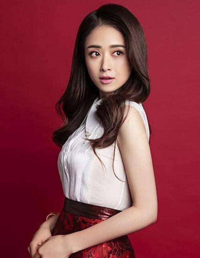 蒋欣在镜头中看起来,甚至有一些五大三粗的失去美感,但其实按照这个