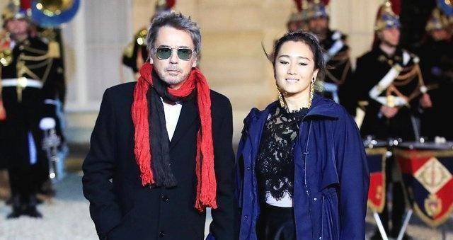 事实上巩俐并没有高调地宣传爱情,但她和她的男朋友的身份却无法掩盖