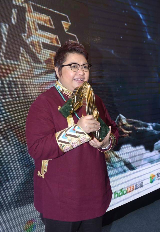 成为了著名歌唱家李双江的弟子.