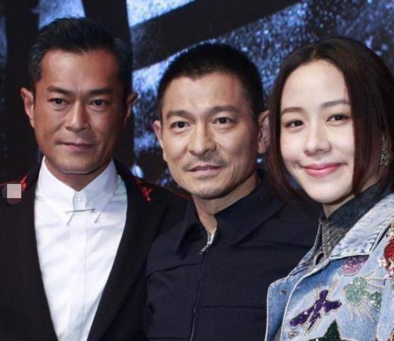 古天乐刘德华宣传新电影,合影时古仔贴心地做这个动作被赞人品好_华仔