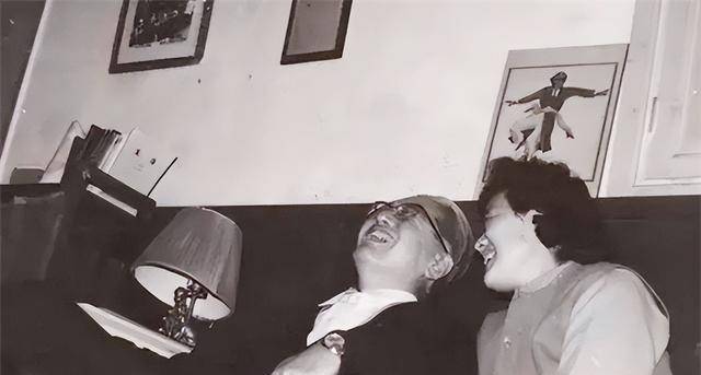 不顾子女反对,60岁时娶小22岁的妻子,乔冠华:我的爱情我做主_外交