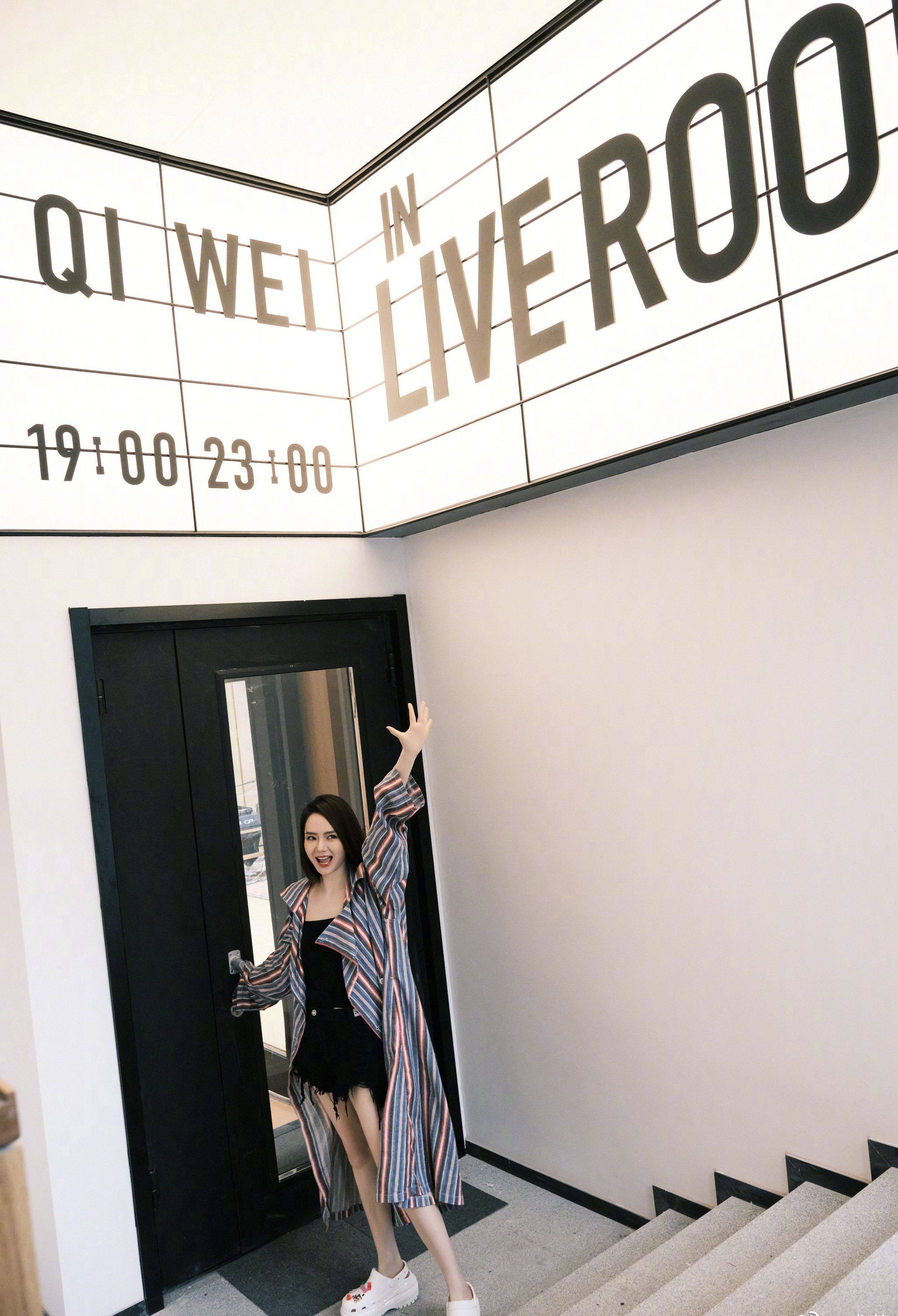 戚薇黑色超短裤大长腿性感写真_身材