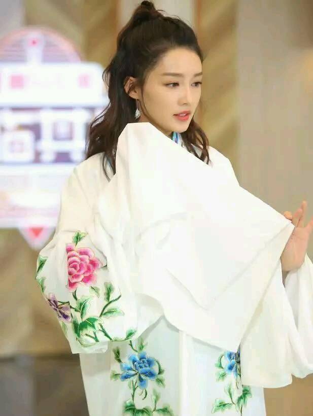 和李沁对视后的表情有多难?王一博被"电"到害羞了_表演_水袖_眼神