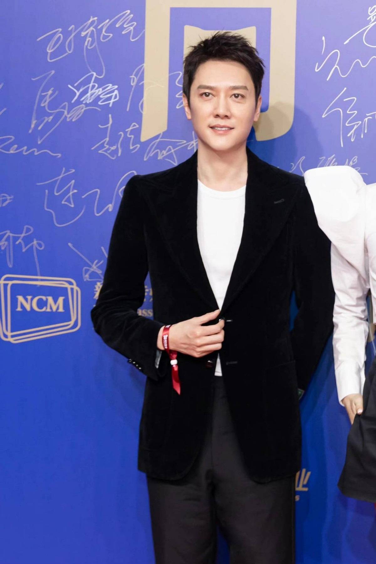 穿短袖跟冯绍峰参加饭局,剪寸头变小型男_造型_休闲_效果