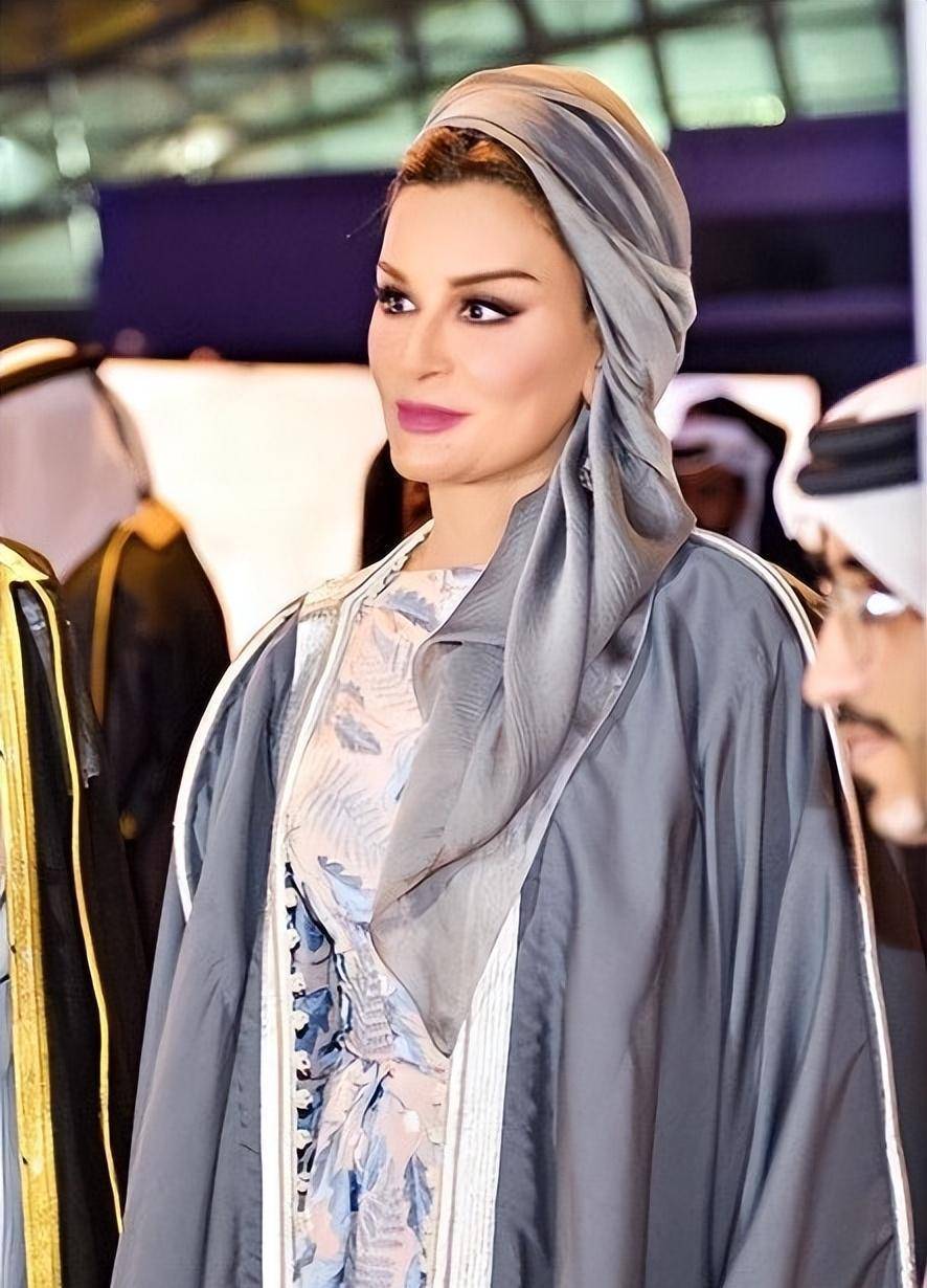 卡塔尔太后莫扎:18岁嫁仇人之子,扳倒老国王救出父亲,只穿高定_哈马德