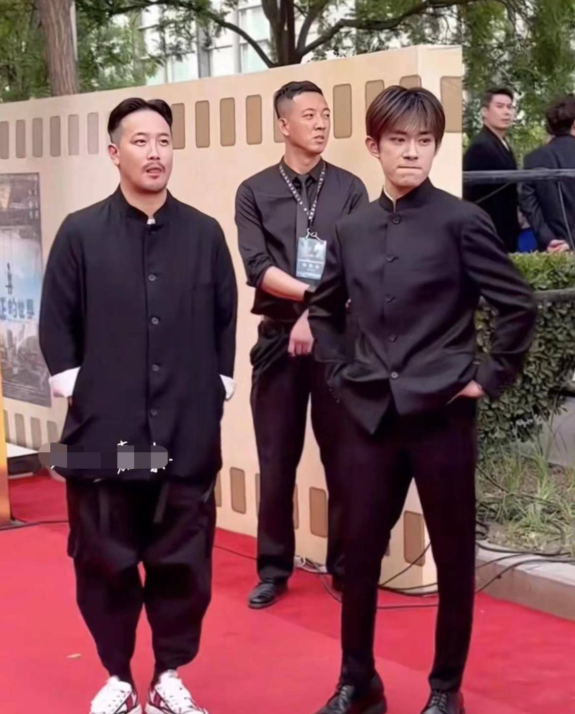 黄觉牵手小26岁女星摇来摇去,周围人表情耐人寻味,千玺装没看见