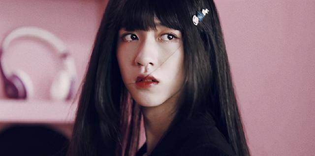 贺峻霖扮女装惊艳全场,学院风堪称校花,不如退团当网红?