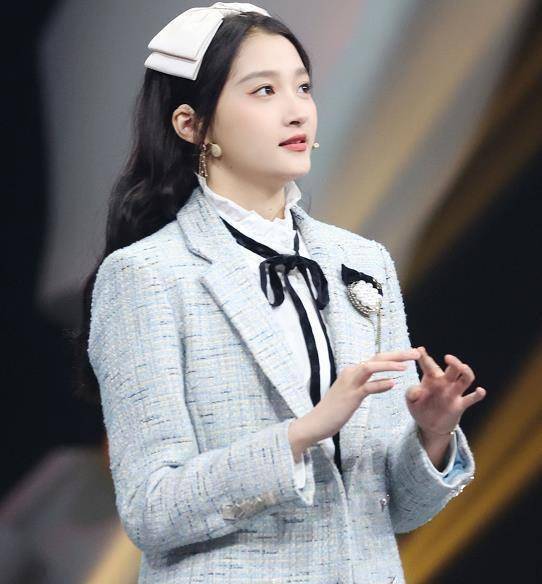 脸刚好对着关晓彤,宋小宝救场:真不错_姿势_李宇春_事情