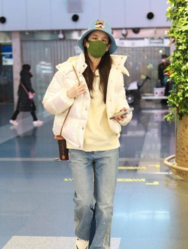 黄圣依私服真随性,羽绒服叠穿卫衣时尚保暖,看不出富太太的贵气_视觉