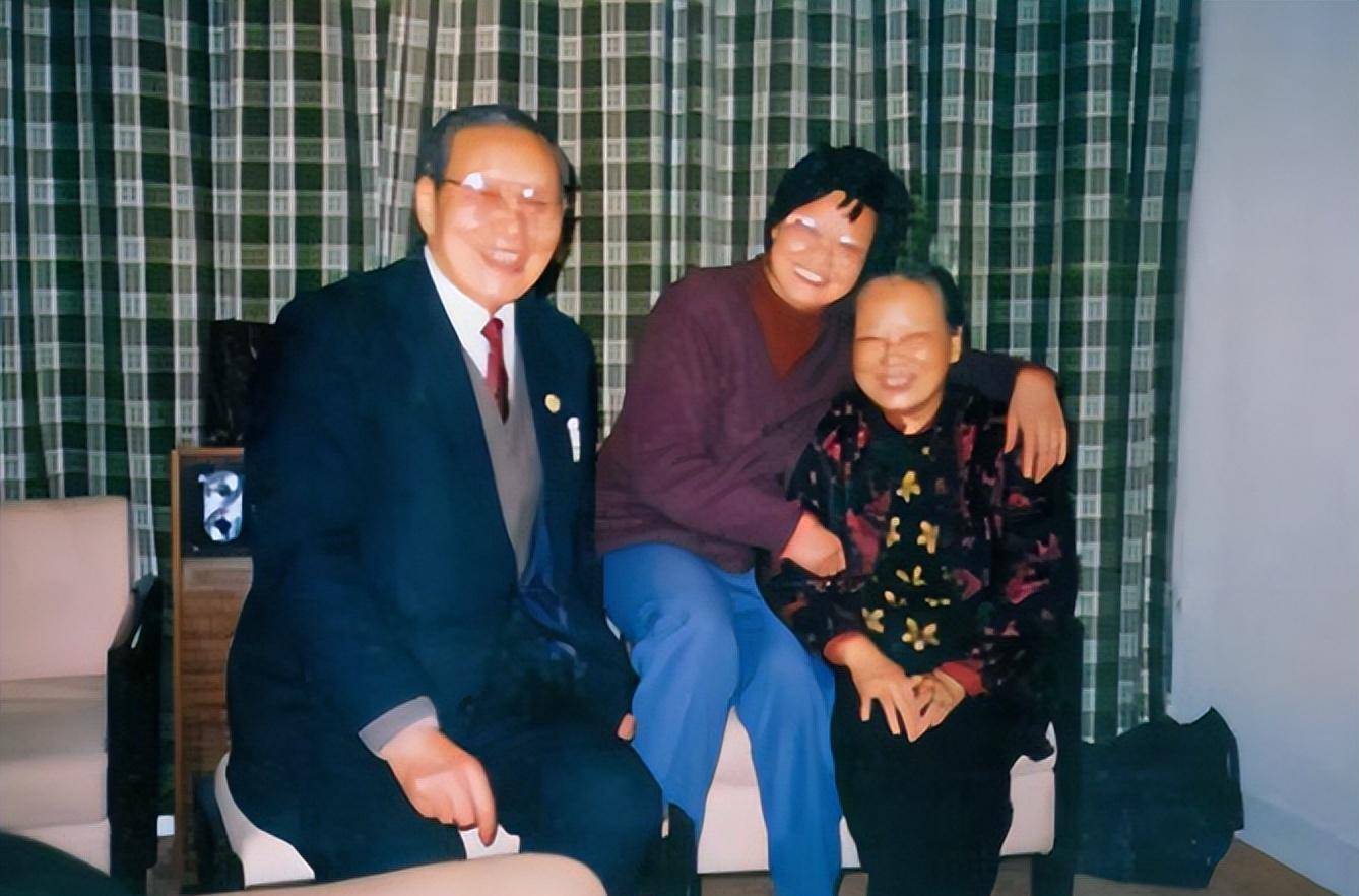 沈醉晚年赴香港探亲,小女孩问:你为何用竹签刺江姐?