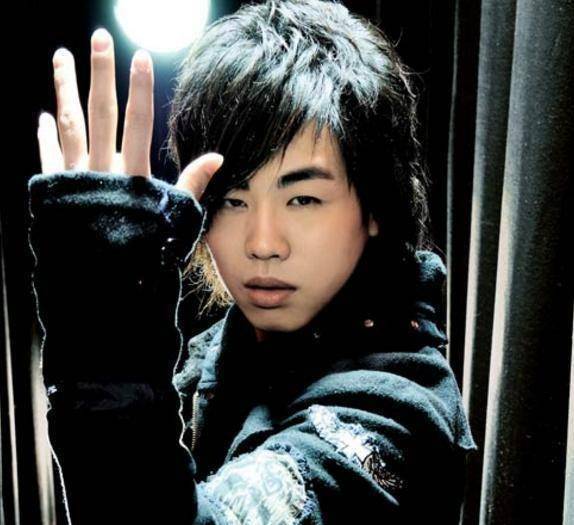 胡彦斌晒"儿子"照片!他抱着萌娃的样子父爱满满_乐坛_网友_吐槽