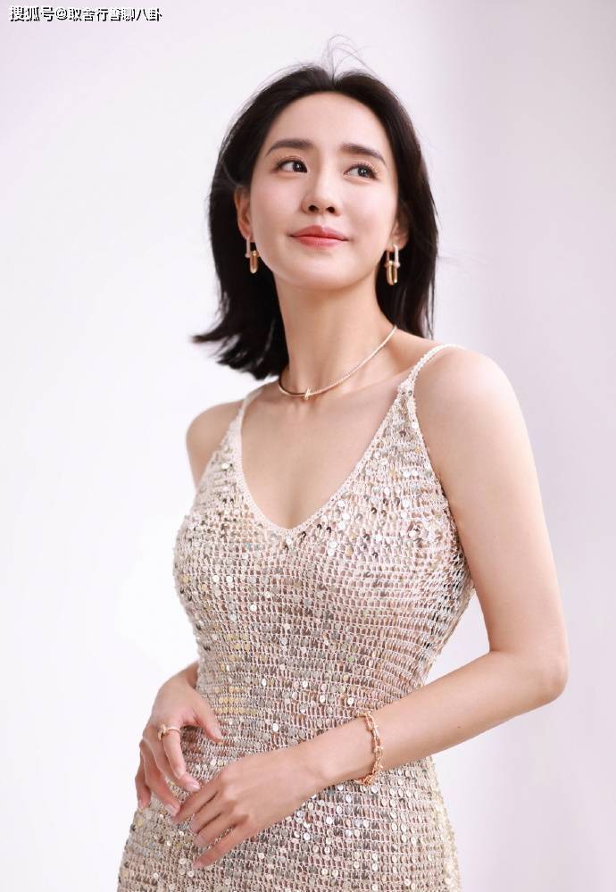 《流浪地球2》联合国放映,"功夫女星"王智晒美照,7岁拜师学武_电影