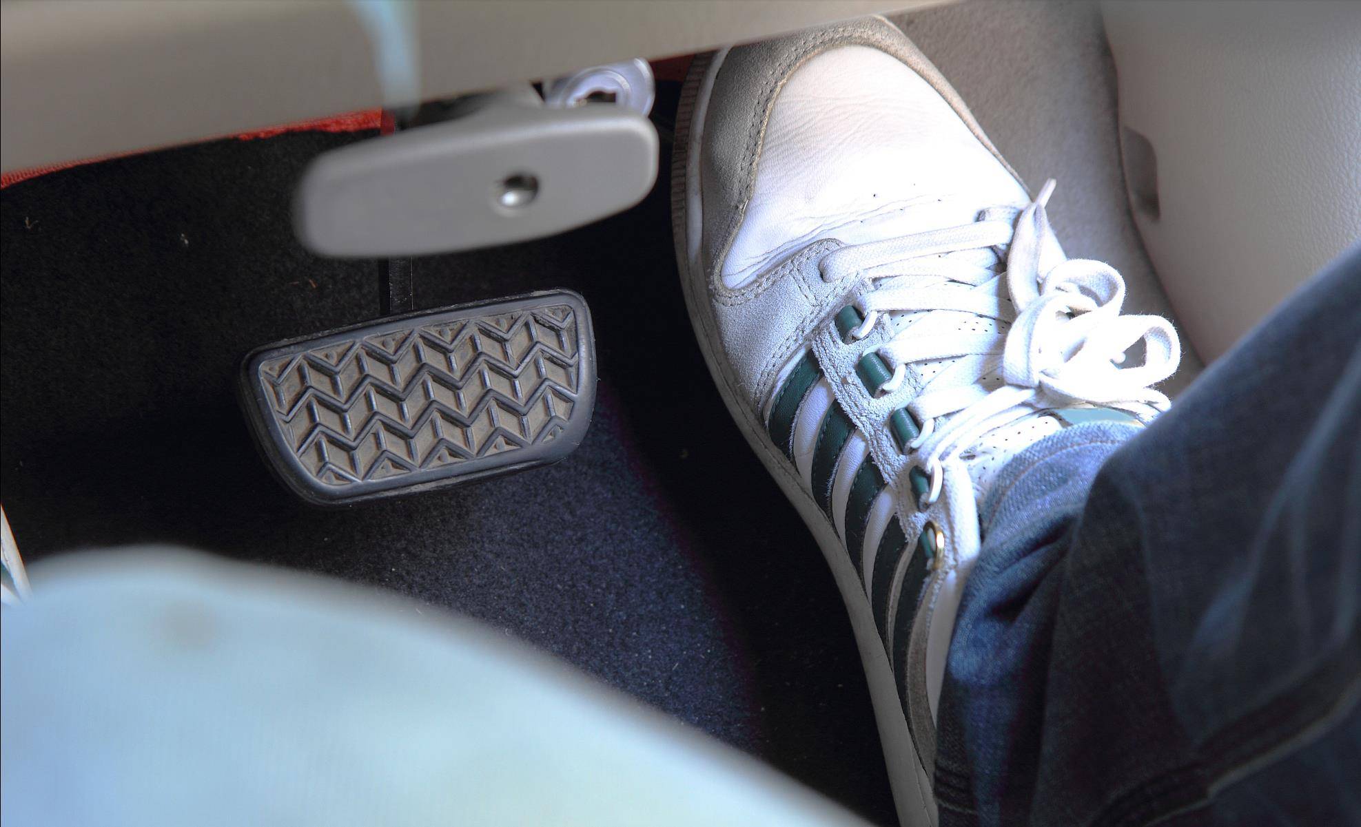 汽车挂挡踩油门不走怎么回事?