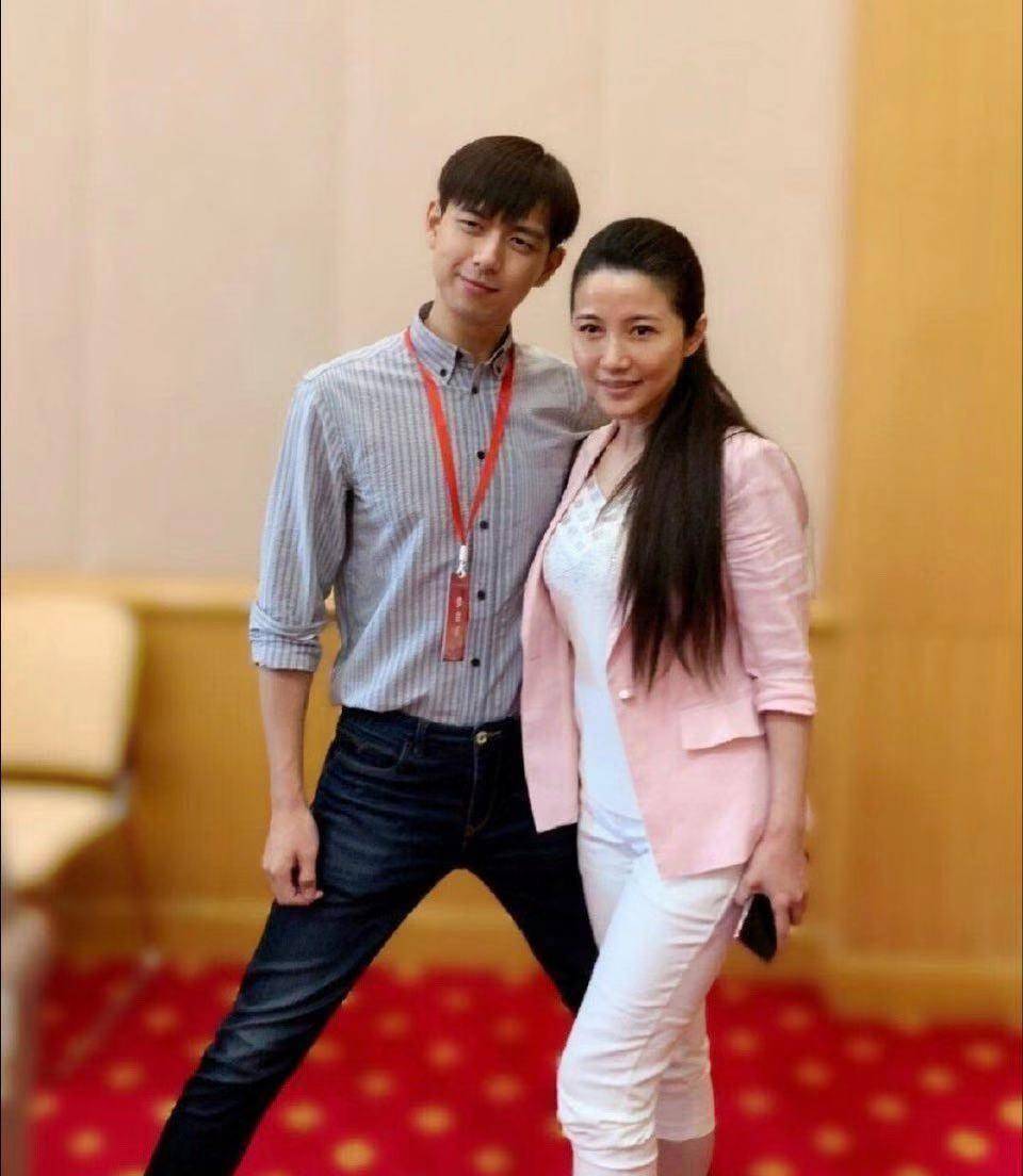 很少看到李现这么可爱,他这劈叉很经典,是个宝藏男孩_杨紫_作品_鲜肉