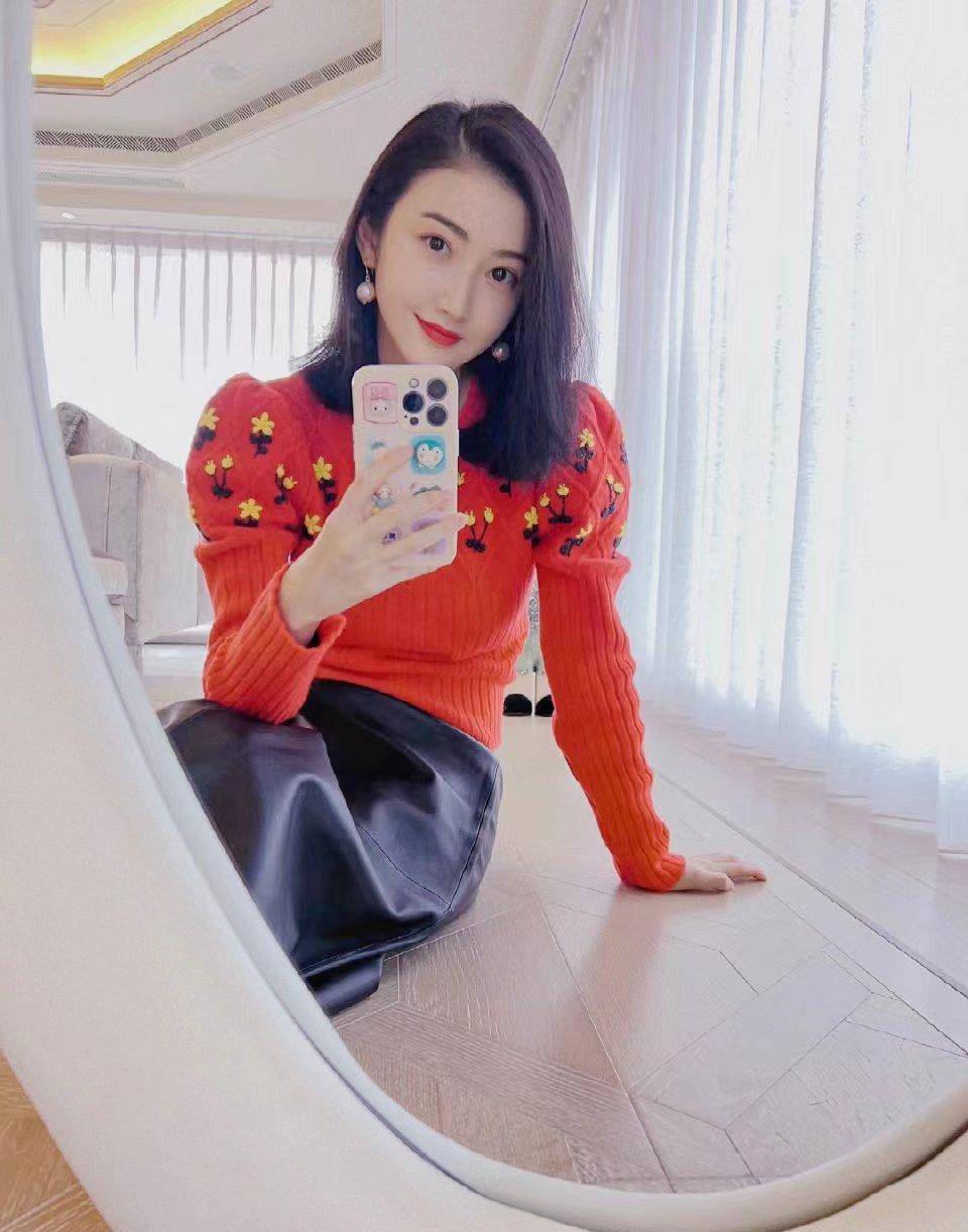 景甜身穿红色菱形刺绣卫衣搭配黑色半身裙,优雅精致,满满春节气息