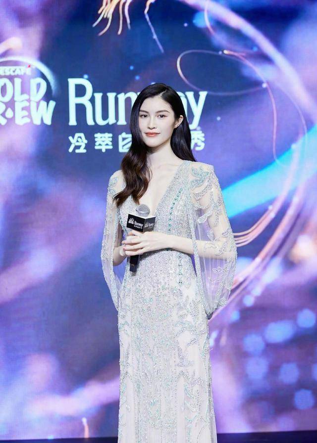 何穗穿裙子领口开到腰,"花瓶"身材好吸睛,不愧是"维密超模"_女生_气质