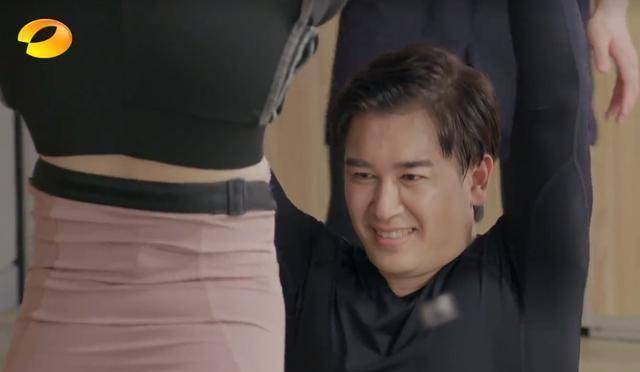 黄奕的意思是说崔伟可以教的了女儿的学习,嗯,人家的学霸属性当然能教