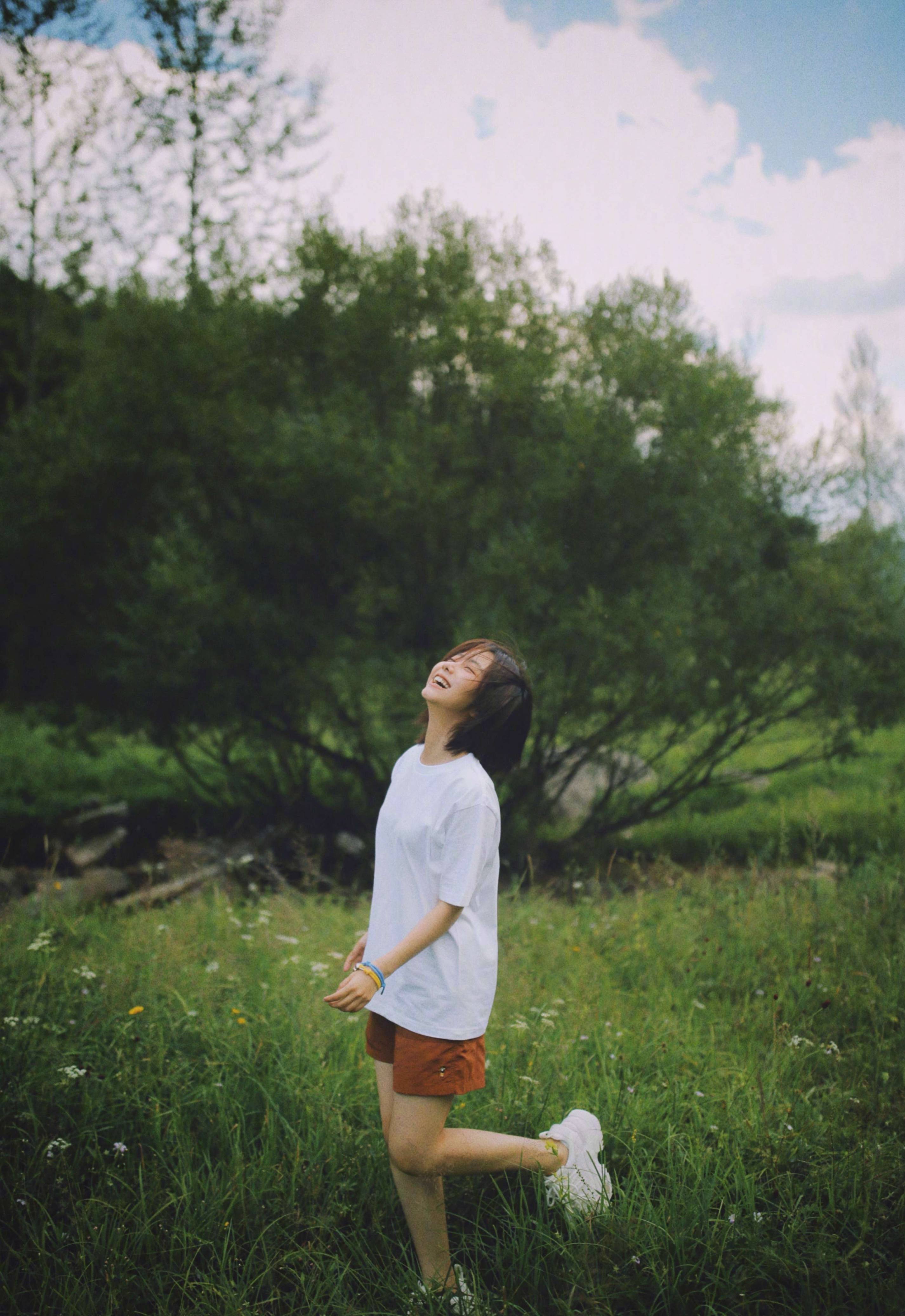 谭松韵白色t恤短裤生活风写真,一头齐肩短发清爽干净,少女感十足.