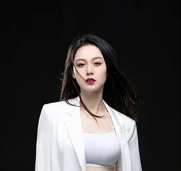 网红一姐唐艺:坐拥四千多万粉丝,唱功堪比明星,疯狂吸金成女子_表演