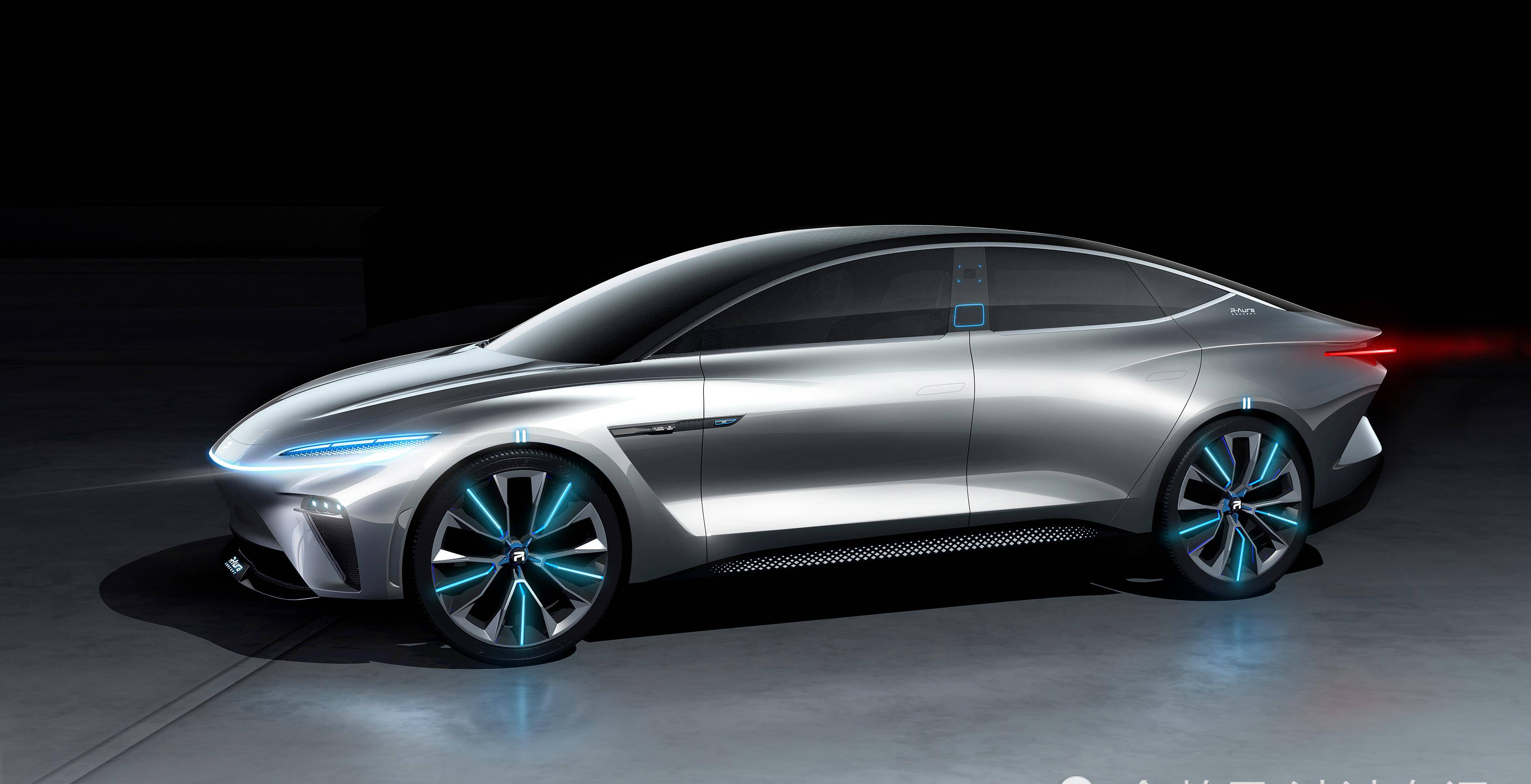 极光号的车身侧面很有流线感,车顶采用了一个造型很