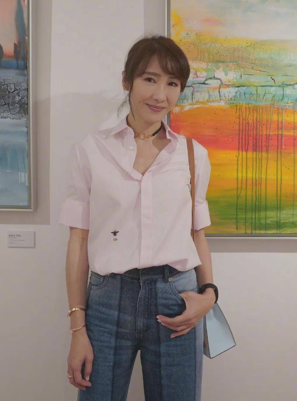 黎姿给两女庆生,穿粉t牛仔裤难掩气质,而且素颜不显老不媚俗!