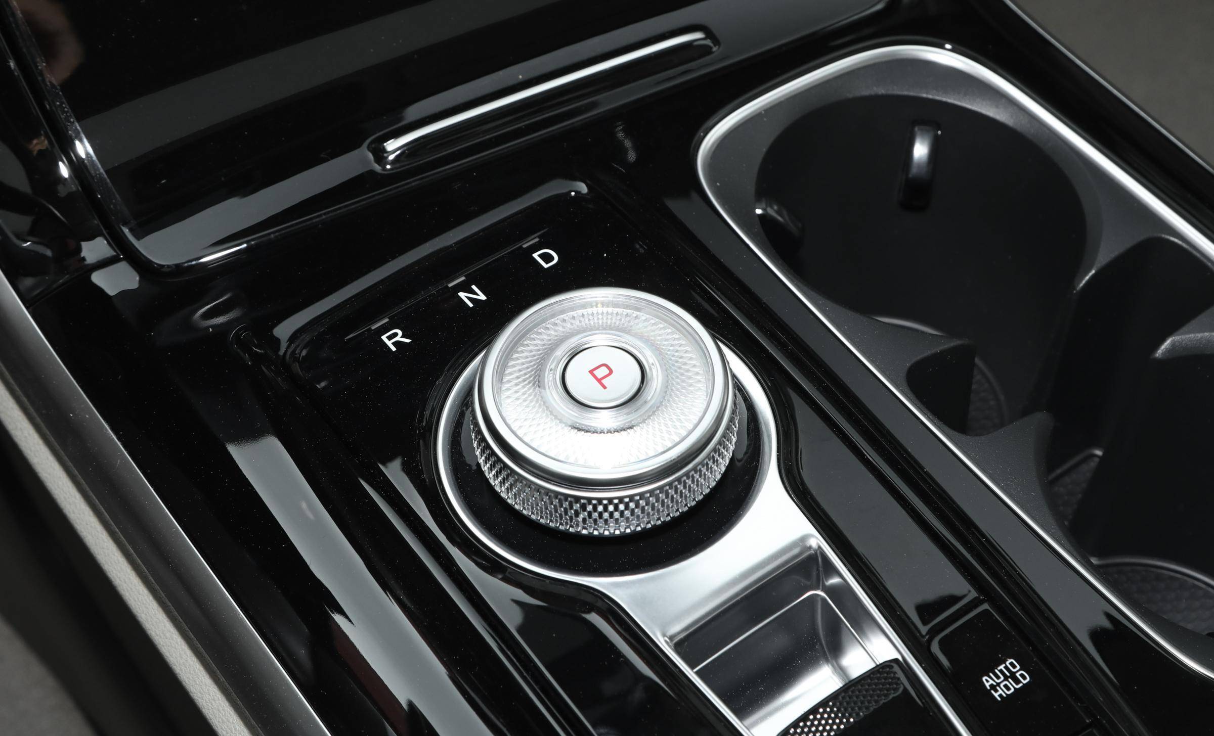 发动机额定功率171kw(233ps),发动机峰值扭矩353n·m,配备8at手自一体