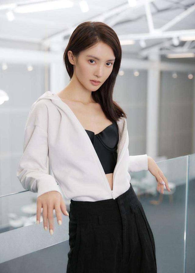 金晨王子异新戏开拍,直升机旁拍吻戏,网友:俩人都很专业_显得_男方