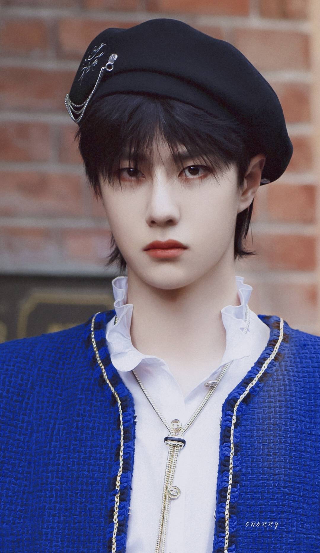 签在赵薇公司的张哲瀚并不缺资本撑腰,在搭上公司后就与王一博以捆绑